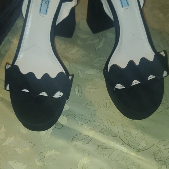 Prada shoes black Prada shoes black heel comes with pra original shoe protector - Picture 5 of 16